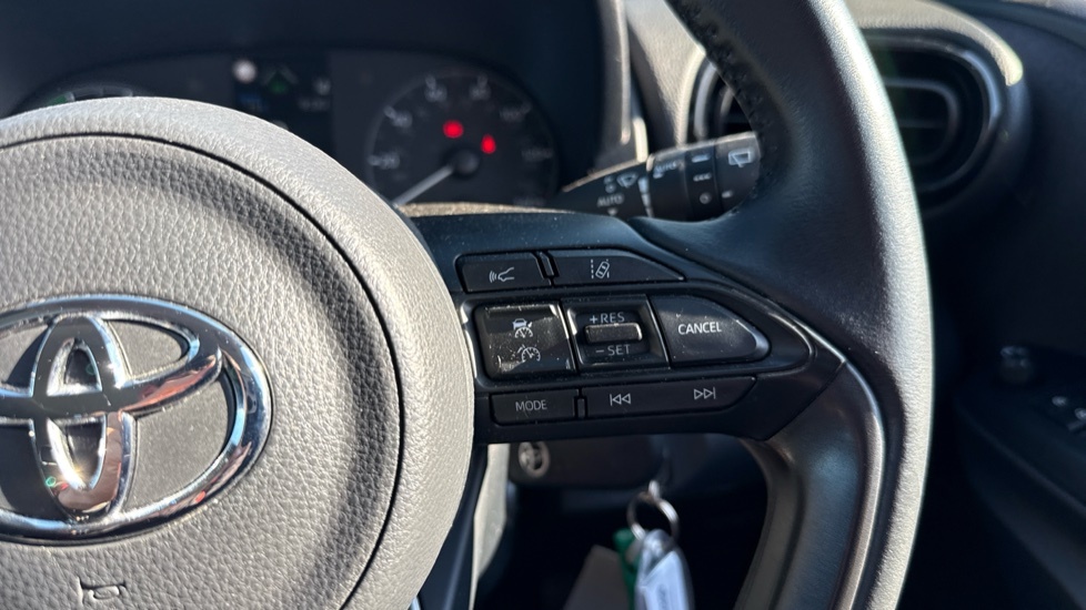 Toyota Yaris Yaris Icon Hev Cvt Brown #32