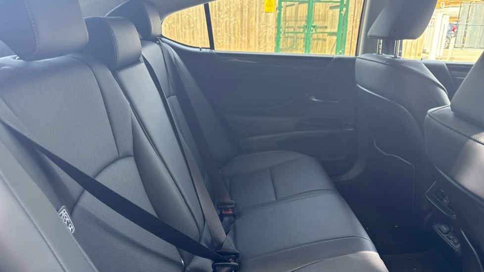 Lexus ES 300H 2.5 F-sport Cvt Takumi Pack Red #16