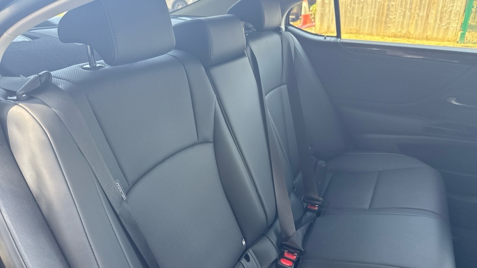 Lexus ES 300H 2.5 F-sport Cvt Takumi Pack Red #19