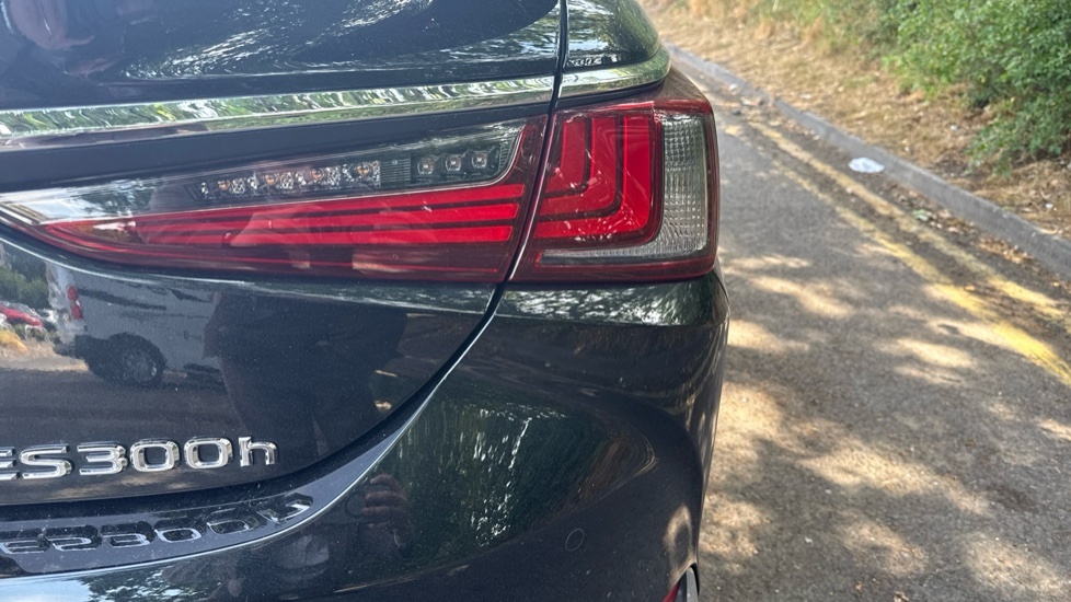 Lexus ES 300H 2.5 F-sport Cvt Takumi Pack Red #22