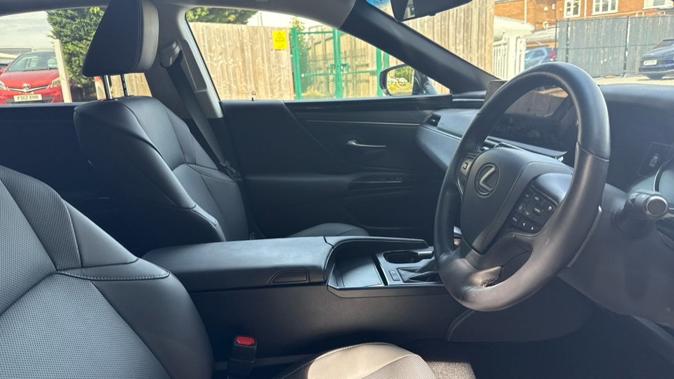 Lexus ES 300H 2.5 F-sport Cvt Takumi Pack Red #13