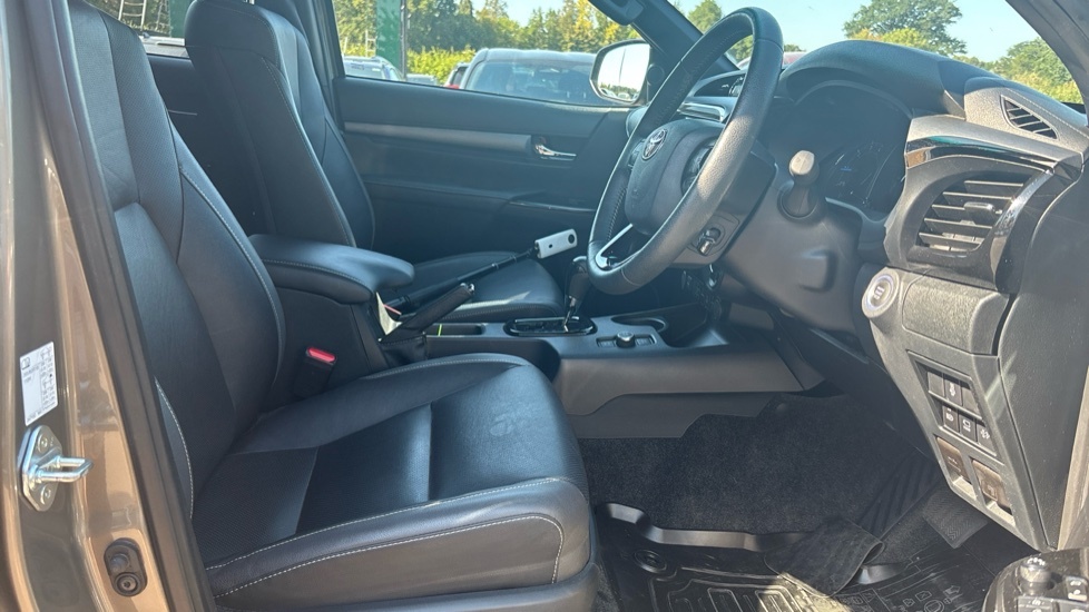 Toyota HILUX Invincible X Dcab Pick Up 2.8 D 48V White #12