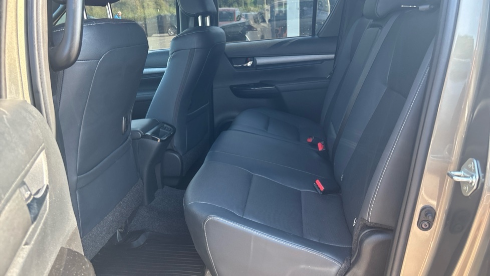 Toyota HILUX Invincible X Dcab Pick Up 2.8 D 48V White #15