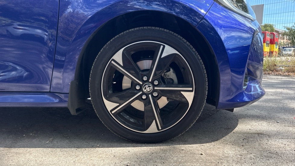 Toyota Yaris 1.5 Hybrid Design Cvt Black #25