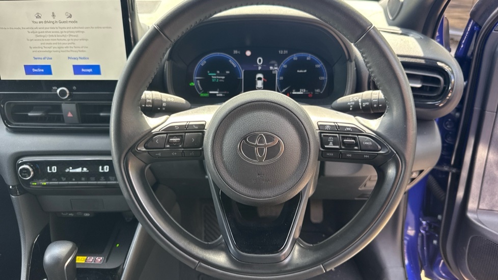 Toyota Yaris 1.5 Hybrid Design Cvt Black #10