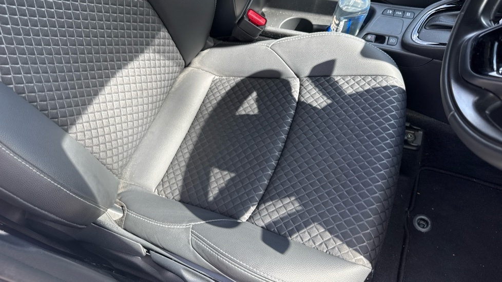 Toyota Yaris 1.5 Hybrid Design Cvt Black #17