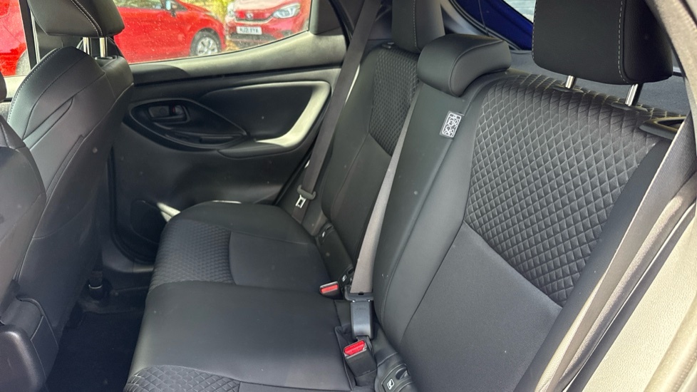 Toyota Yaris 1.5 Hybrid Design Cvt Black #15