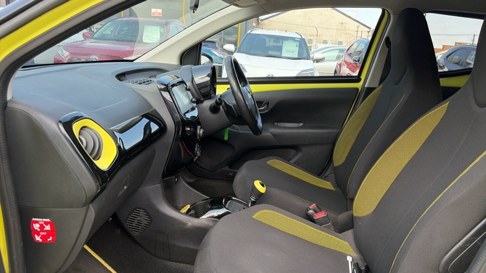 Toyota Aygo 1.0 Vvt-i X-cite 3 Yellow Bi-tone X-shift Euro 6 5 Yellow #5