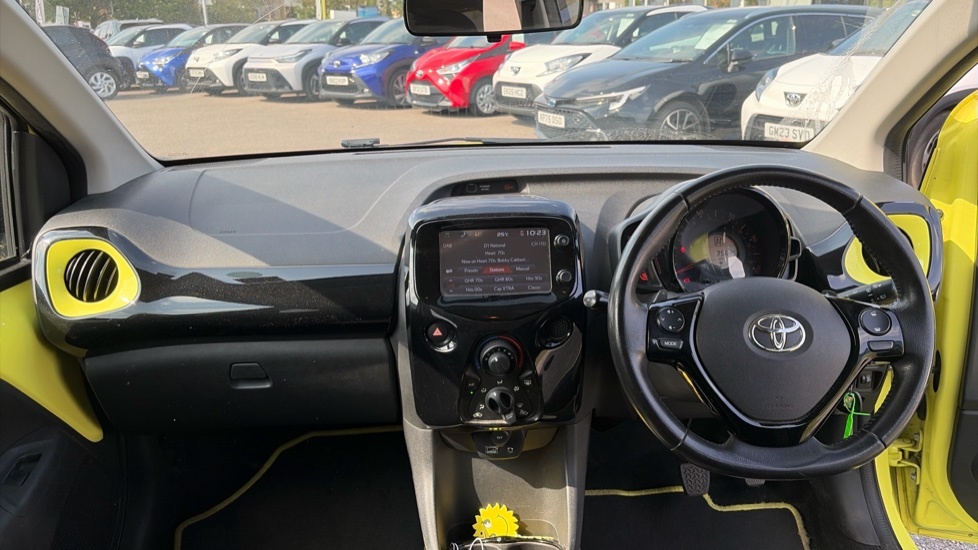 Toyota Aygo 1.0 Vvt-i X-cite 3 Yellow Bi-tone X-shift Euro 6 5 Yellow #6
