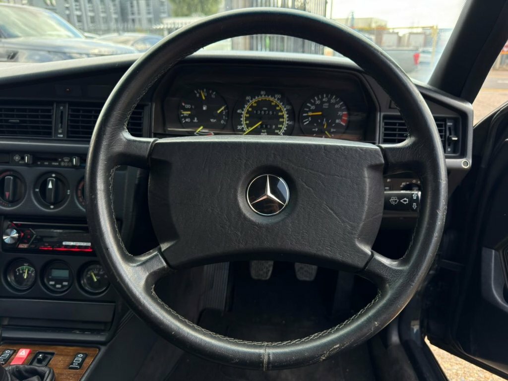 Mercedes-Benz 190 Saloon Black #4