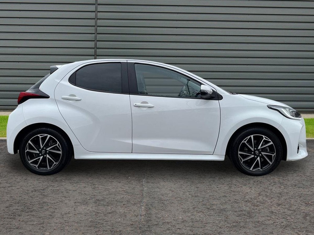 Toyota Yaris 1.5 Vvt-h Design Hatchback Hybrid E Cvt AO72RNU White #2