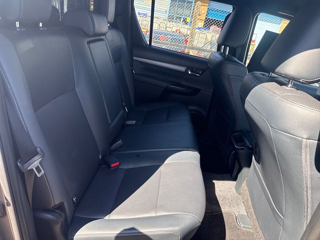 Toyota HILUX 2.8 D-4d Invincible X Pickup Double Cab Brown #21