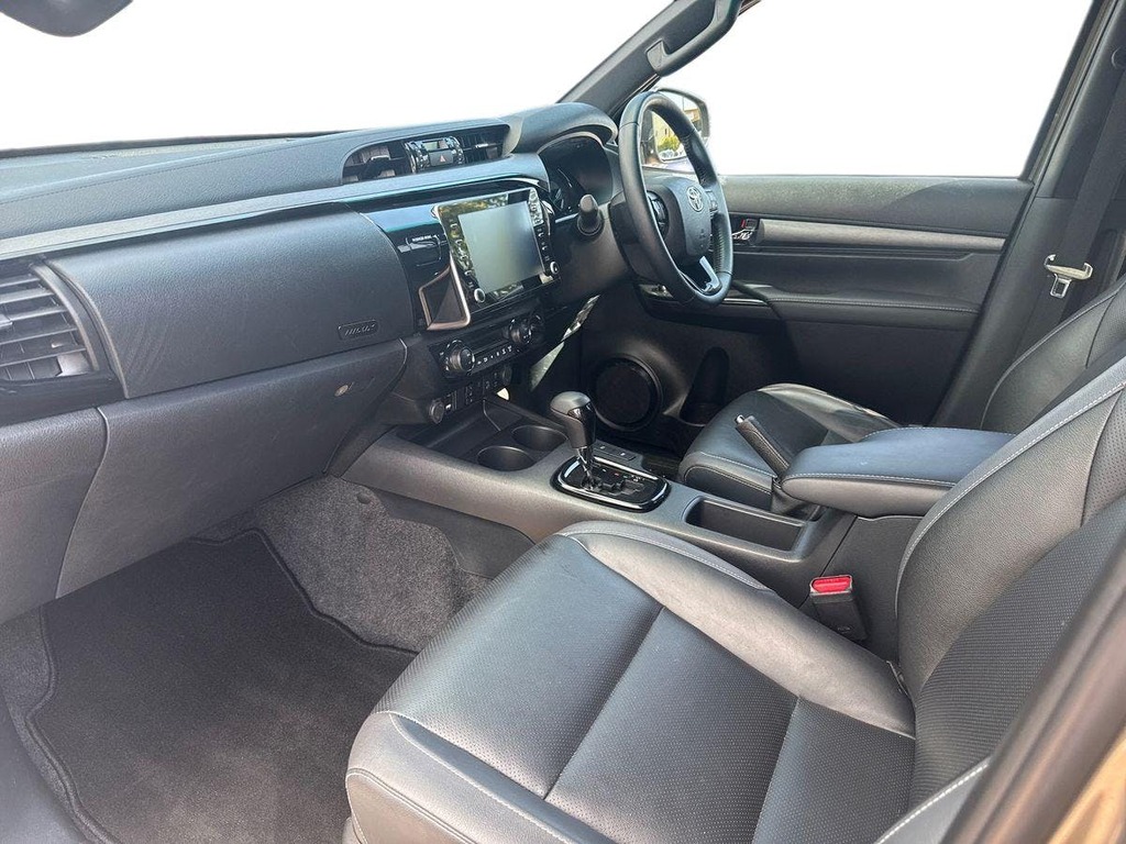 Toyota HILUX 2.8 D-4d Invincible X Pickup Double Cab Brown #12