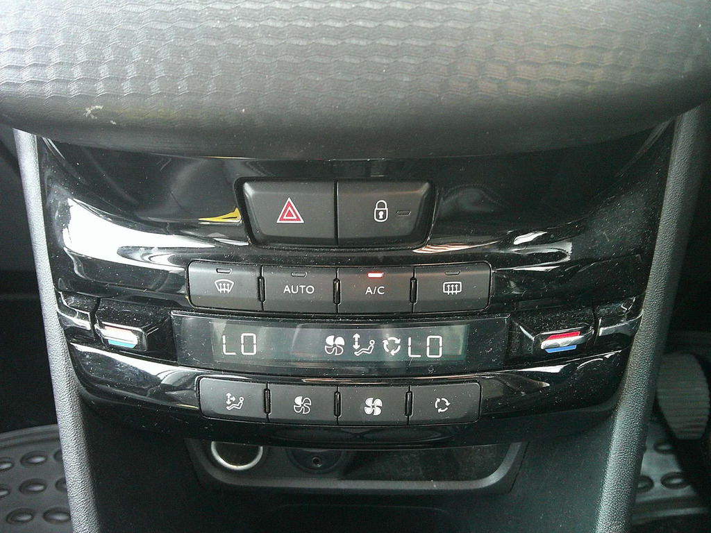 Peugeot 2008 1.6 Bluehdi White #17