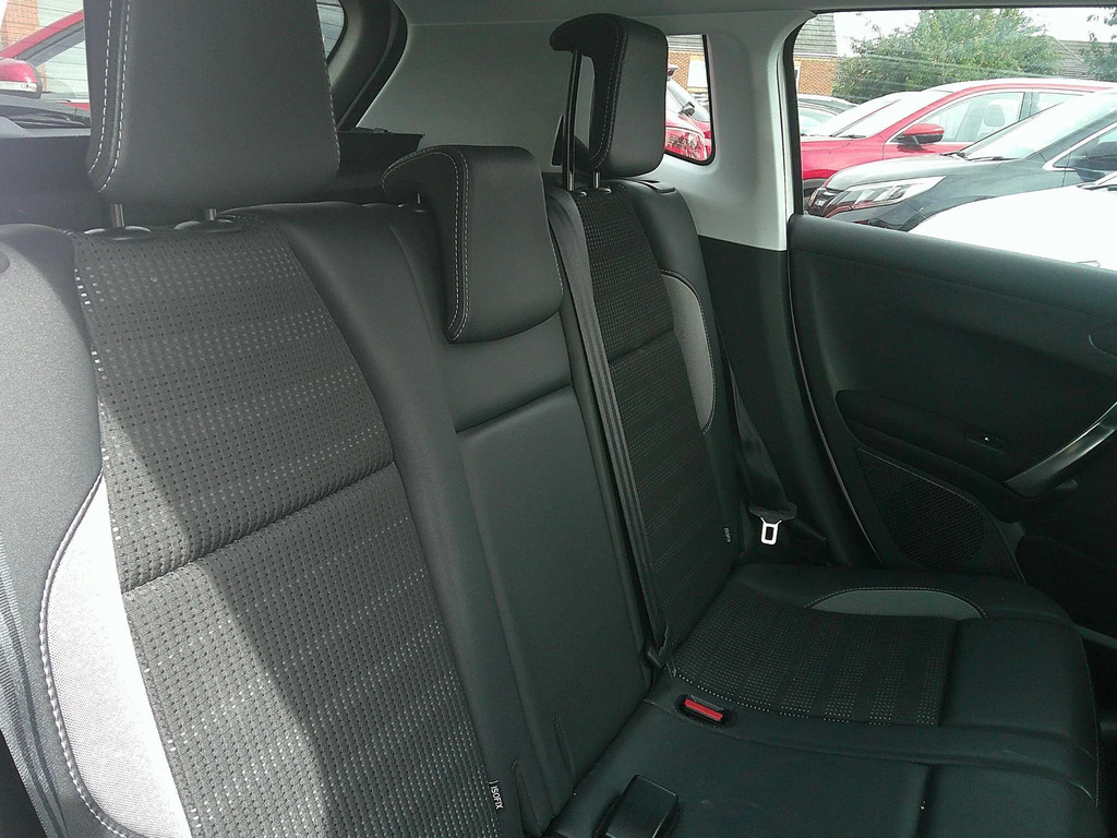 Peugeot 2008 1.6 Bluehdi White #11