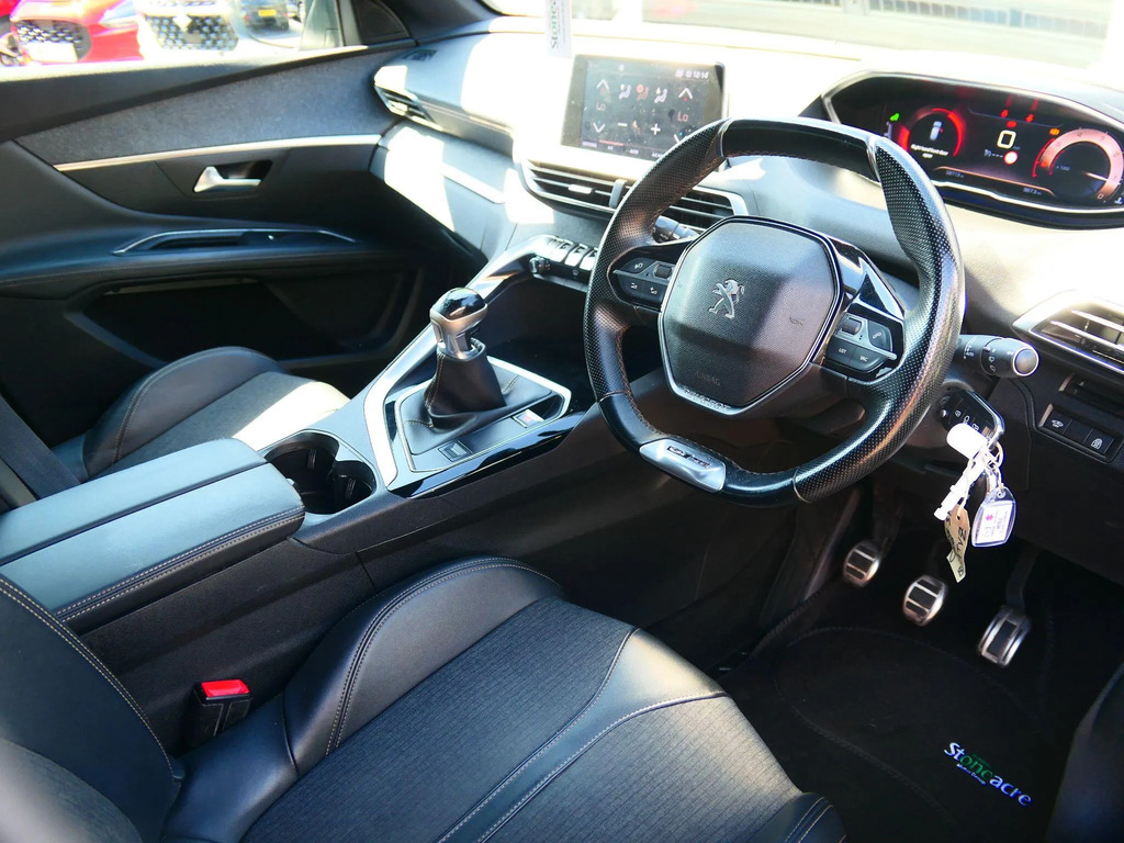 Peugeot 3008 1.5 Bluehdi Gt Line Grey #4