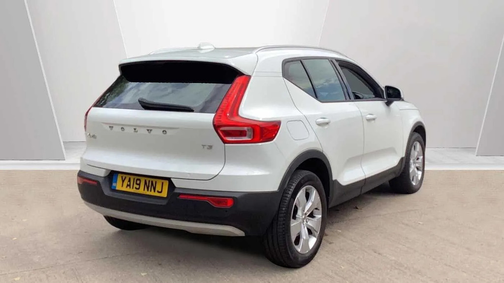 Volvo XC40 1.5 T3 Momentum Pro Euro 6 Ss YA19NNJ #2