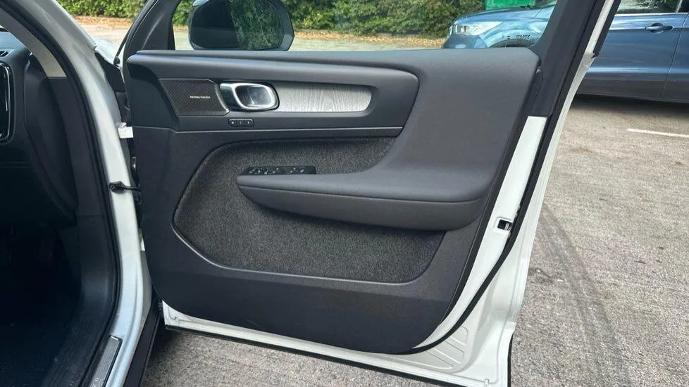 Volvo XC40 Black Edition Plus, B3 Mild Hybrid, Low Ro Black #15
