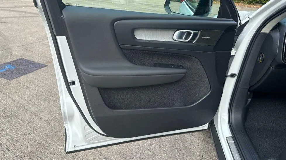 Volvo XC40 Black Edition Plus, B3 Mild Hybrid, Low Ro Black #16
