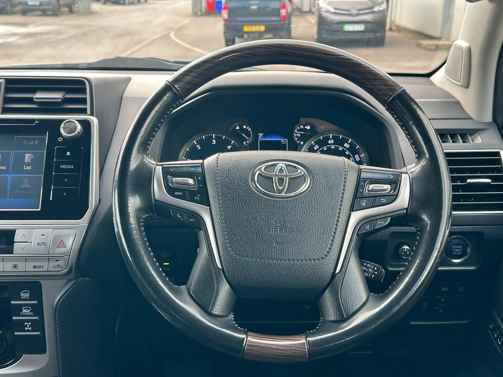 Toyota Land Cruiser 2.8D Invincible Silver #8
