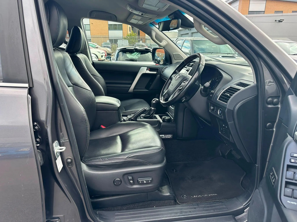 Toyota Land Cruiser 2.8D Invincible Silver #11