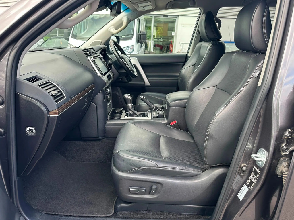 Toyota Land Cruiser 2.8D Invincible Silver #10