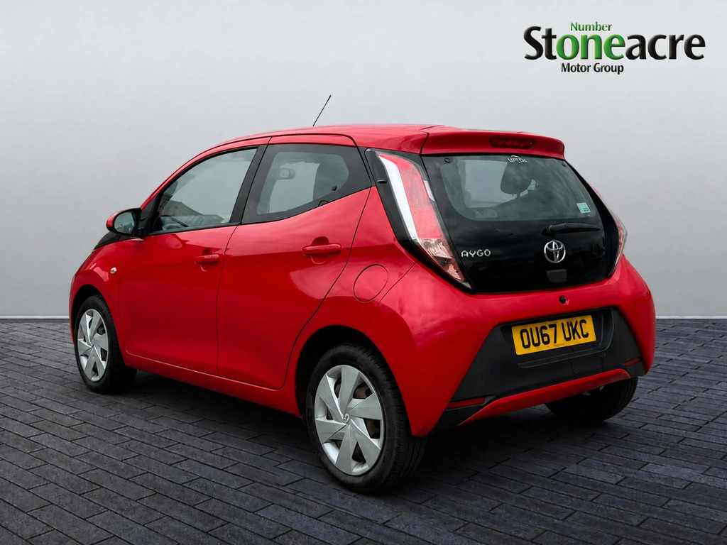 Toyota Aygo 1.0 Vvt-i X-play Hatchback Red #4