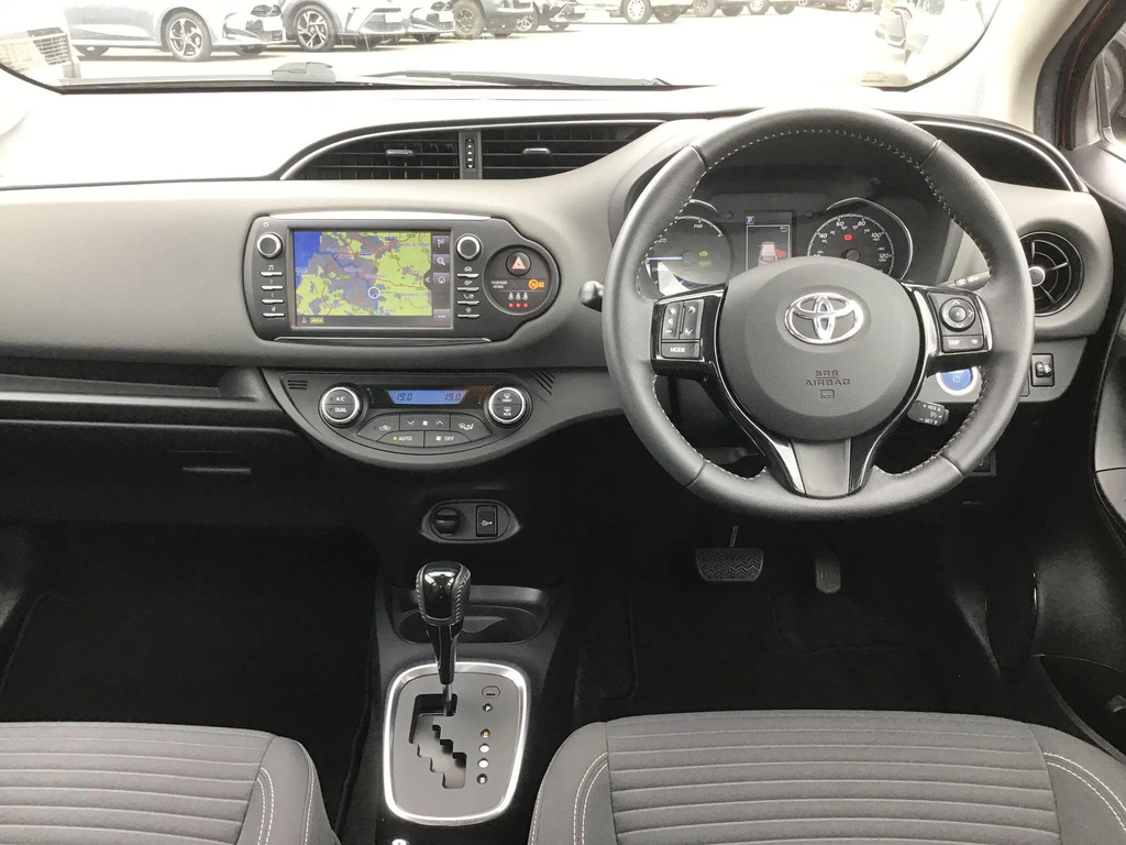Toyota Yaris 1.5 Vvt-h Icon Tech Hatchback  #6