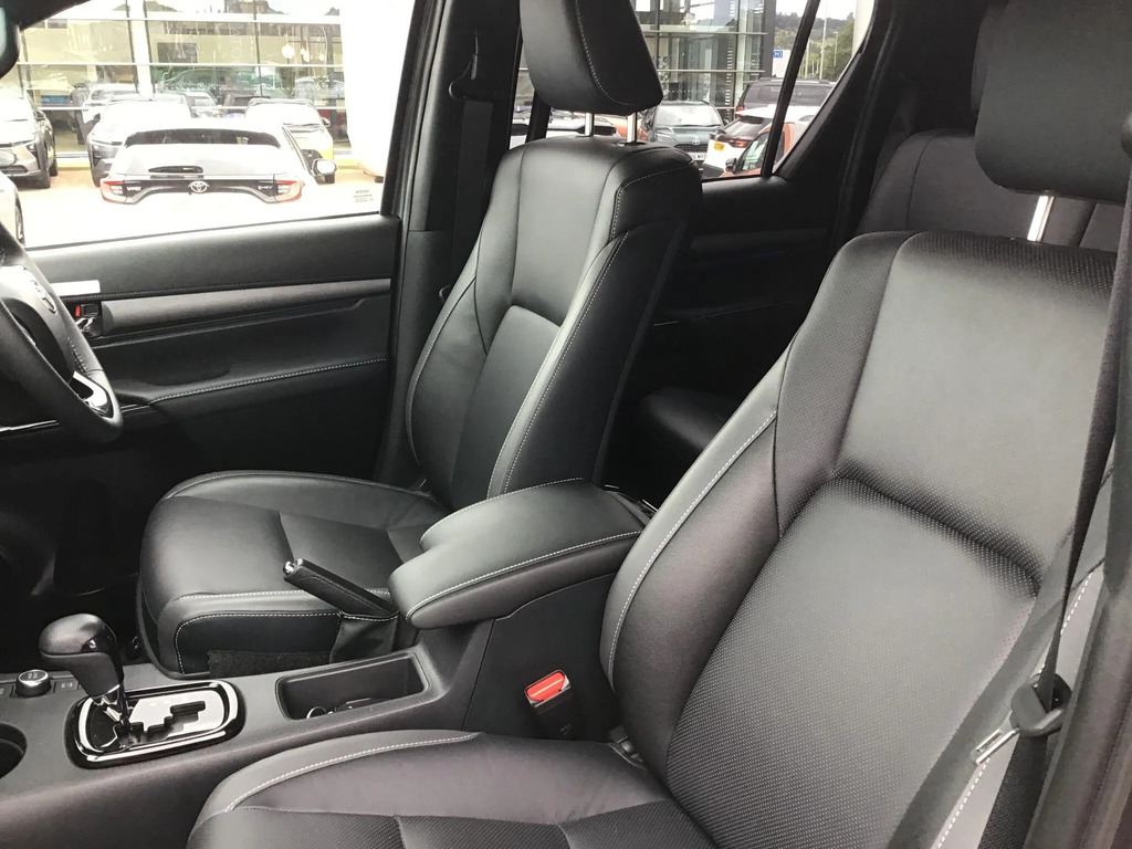 Toyota HILUX 2.8L Invincible X Silver #13