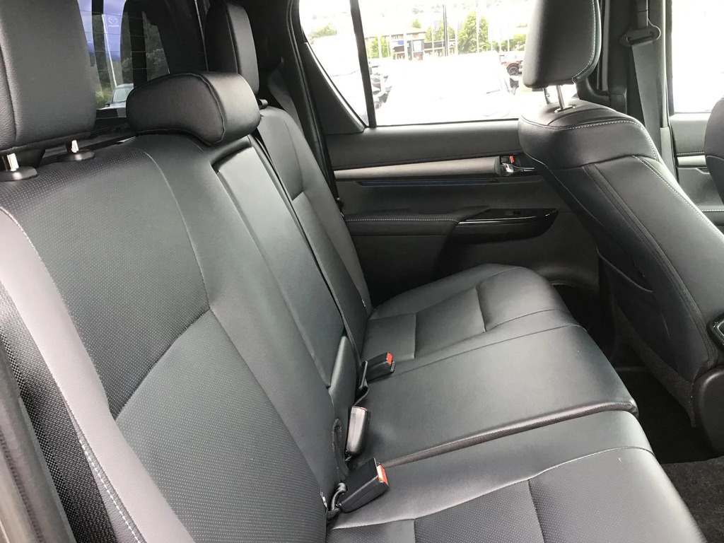 Toyota HILUX 2.8L Invincible X Silver #14