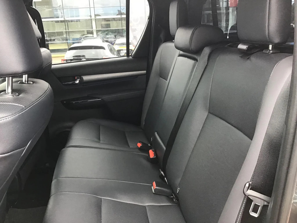 Toyota HILUX 2.8L Invincible X Silver #15