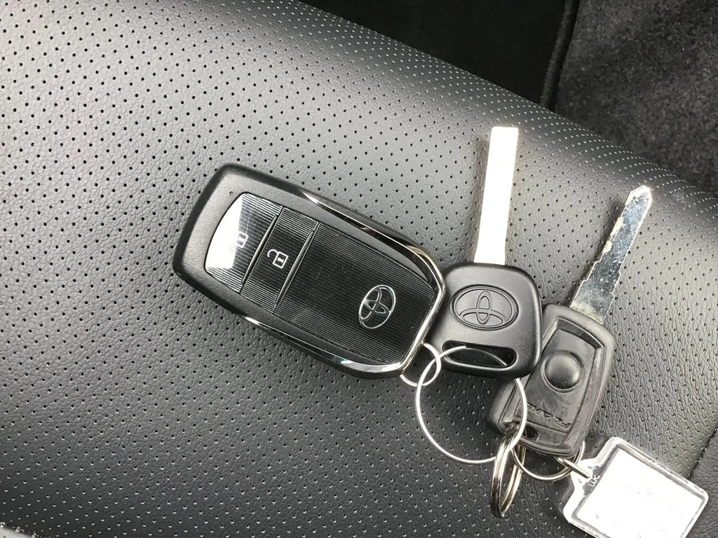 Toyota HILUX 2.8L Invincible X Silver #22