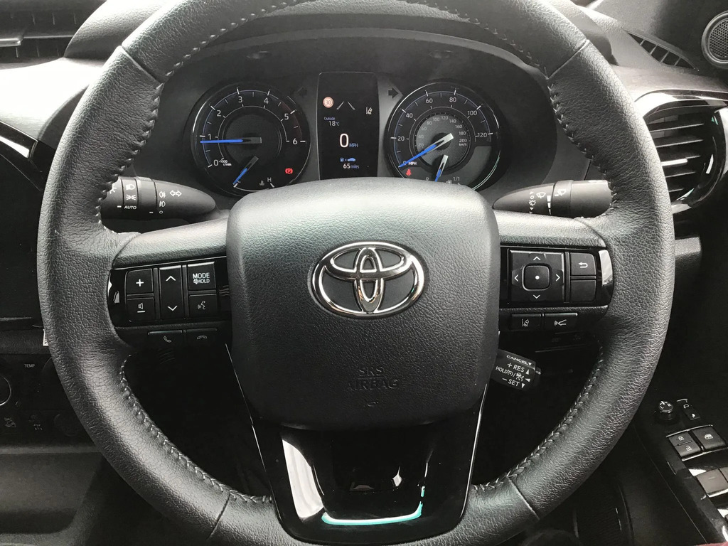 Toyota HILUX 2.8L Invincible X Silver #9