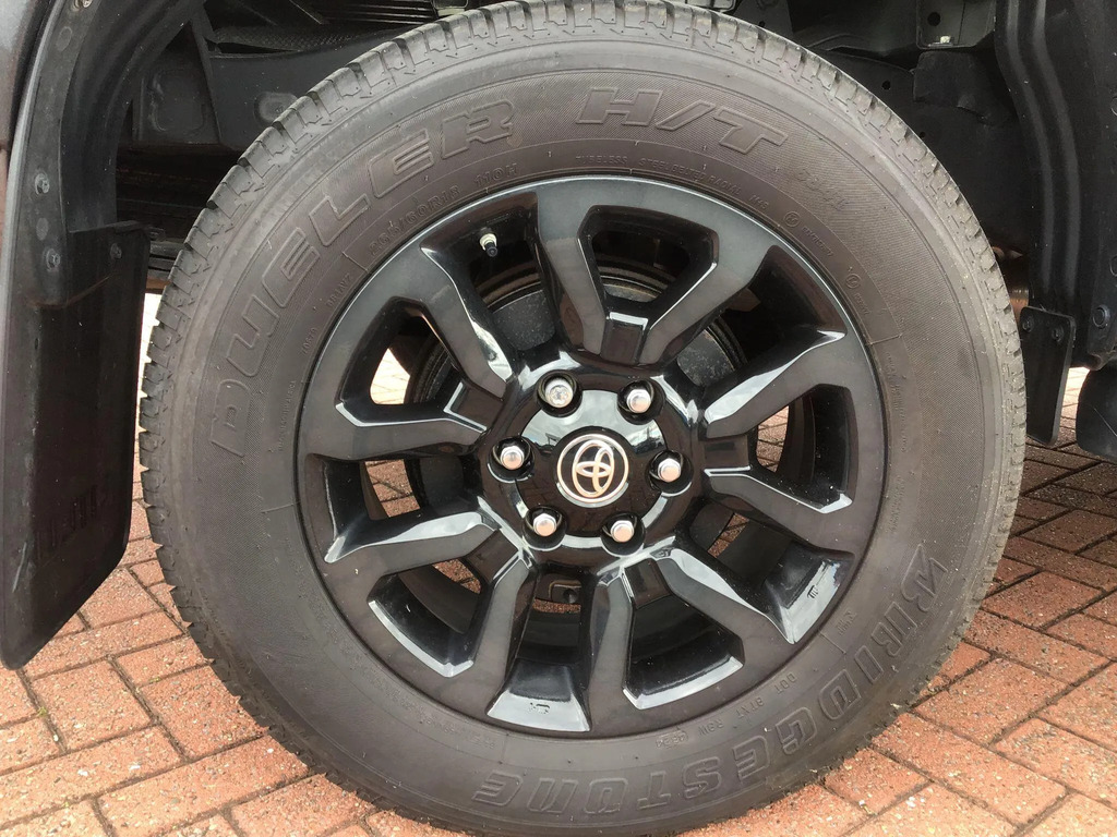 Toyota HILUX 2.8L Invincible X Silver #20