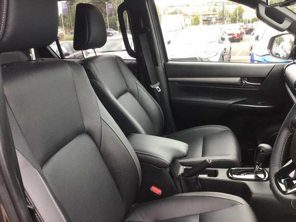 Toyota HILUX 2.8L Invincible X Silver #12