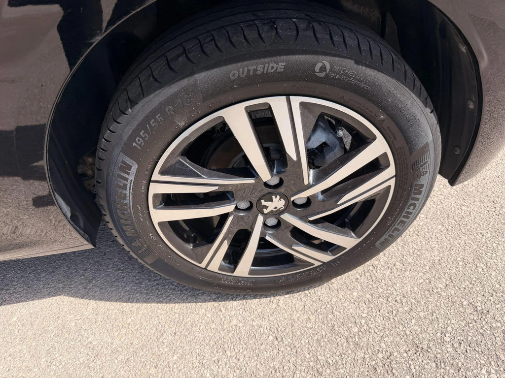 Peugeot 208 1.2 Puretech Allure Premium Hatchback M #16