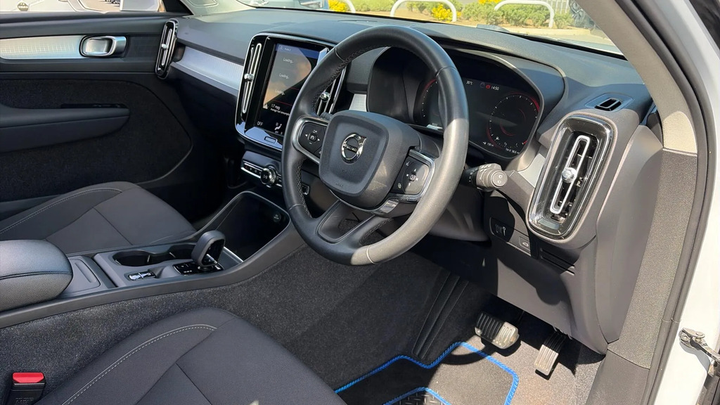 Volvo XC40 1.5 T3 163 Momentum Silver #4