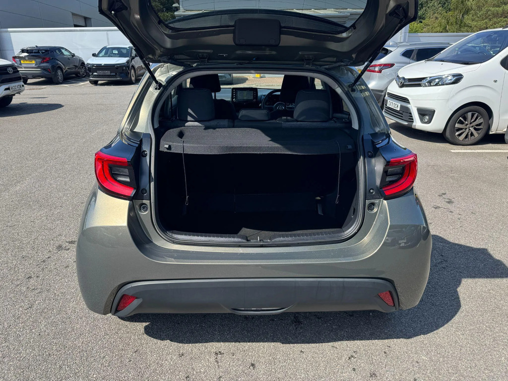 Toyota Yaris 1.5 Vvt-h Design Hatchback Hybrid E-cvt Silver #10