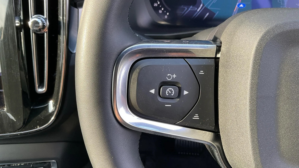 Volvo XC40 B4 194Bhp Ultra Bright Mild Hybrid - 360 Parkin Blue #18