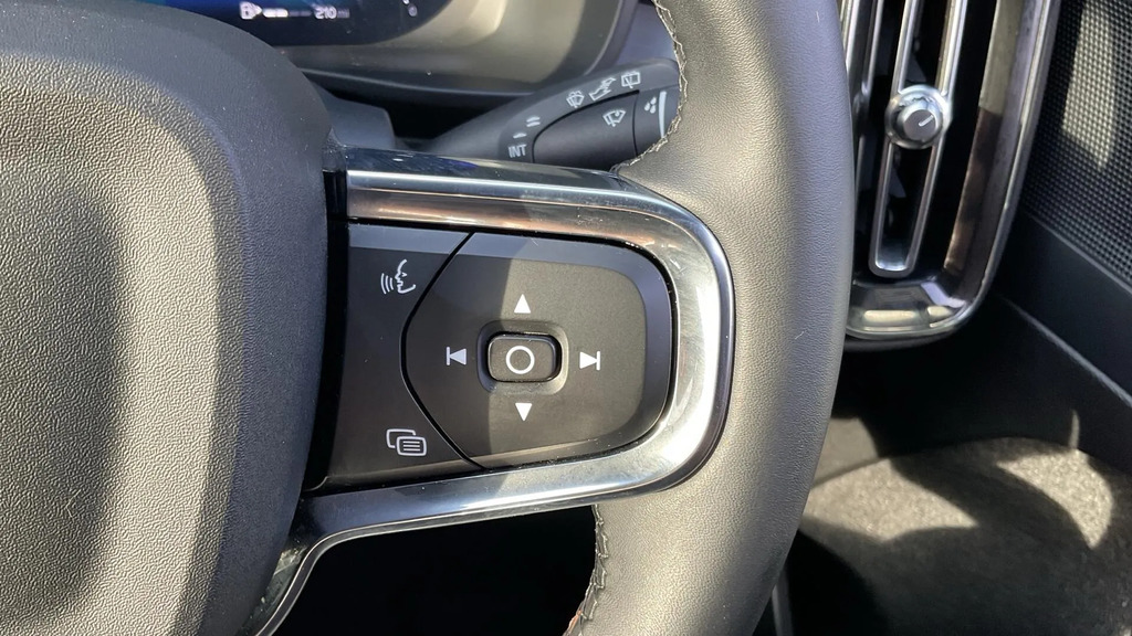 Volvo XC40 B4 194Bhp Ultra Bright Mild Hybrid - 360 Parkin Blue #19