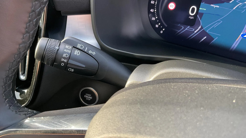Volvo XC40 B4 194Bhp Ultra Bright Mild Hybrid - 360 Parkin Blue #17