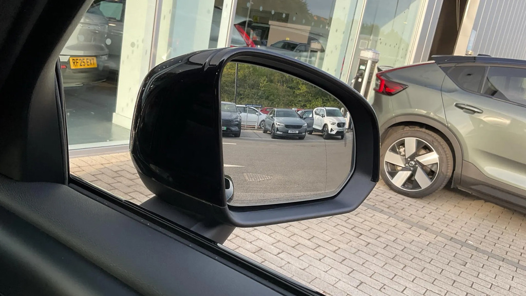 Volvo XC40 B4 194Bhp Ultra Bright Mild Hybrid - 360 Parkin Blue #29