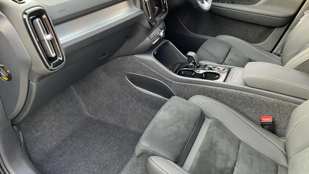 Volvo XC40 B4 194Bhp Ultra Bright Mild Hybrid - 360 Parkin Blue #28