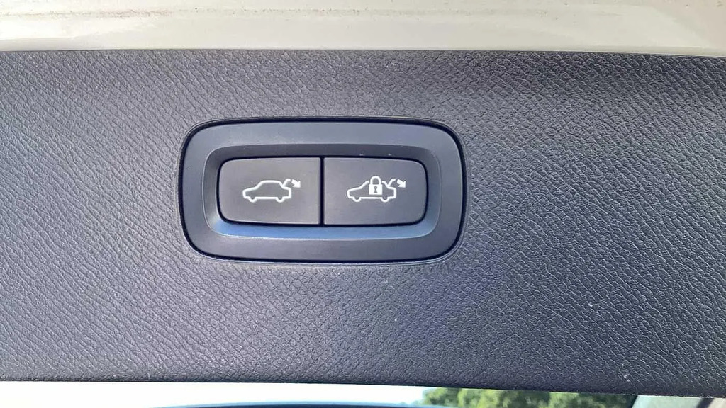 Volvo XC90 Recharge R-design, T8 Awd Plug-in Hybrid, Seven In  #26