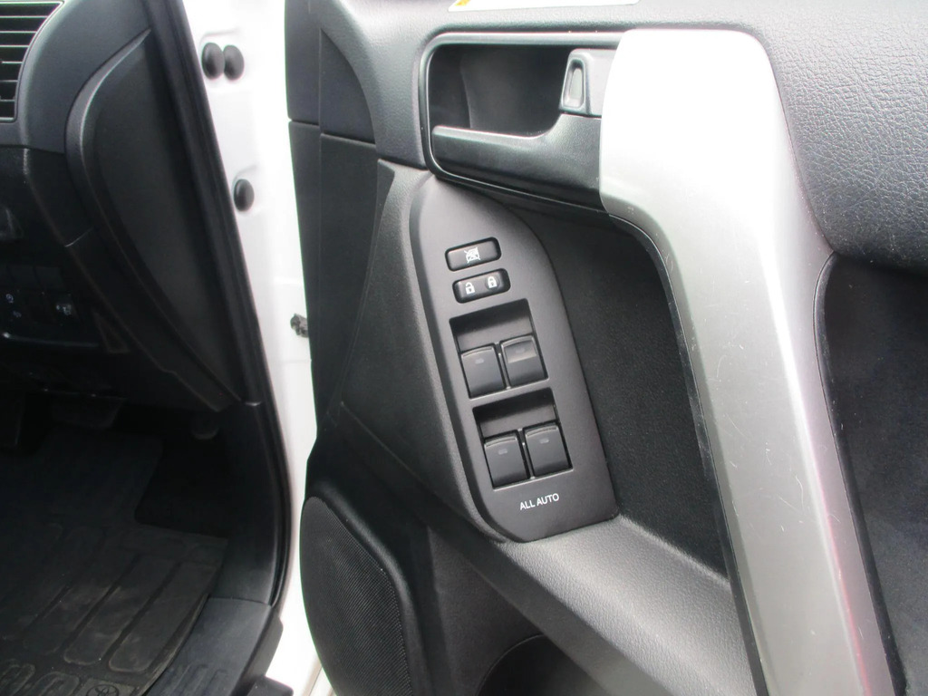 Toyota Land Cruiser 2.8D Invincible 4Wd Euro 6 Ss 7 Seat White #33