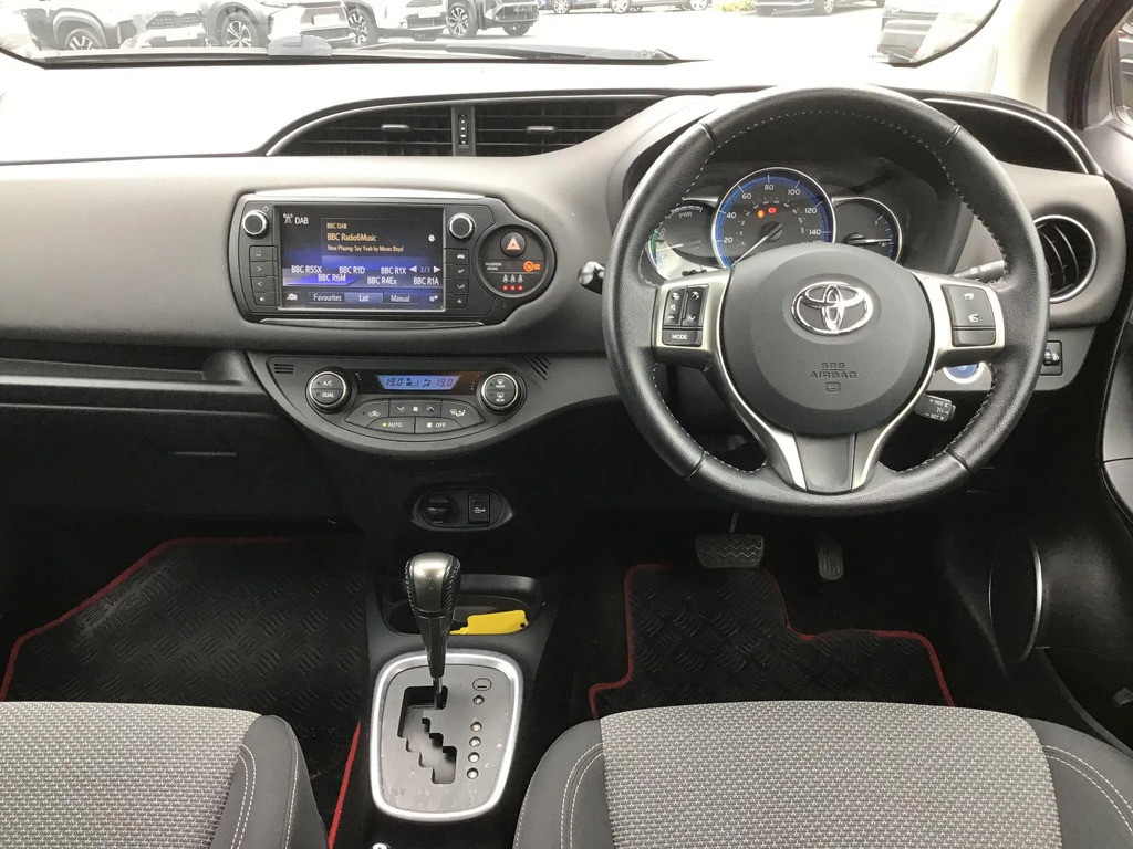Toyota Yaris 1.5 Hybrid Icon #6