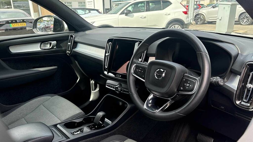 Volvo XC40 Core, B3 Mild Hybrid, Black #4