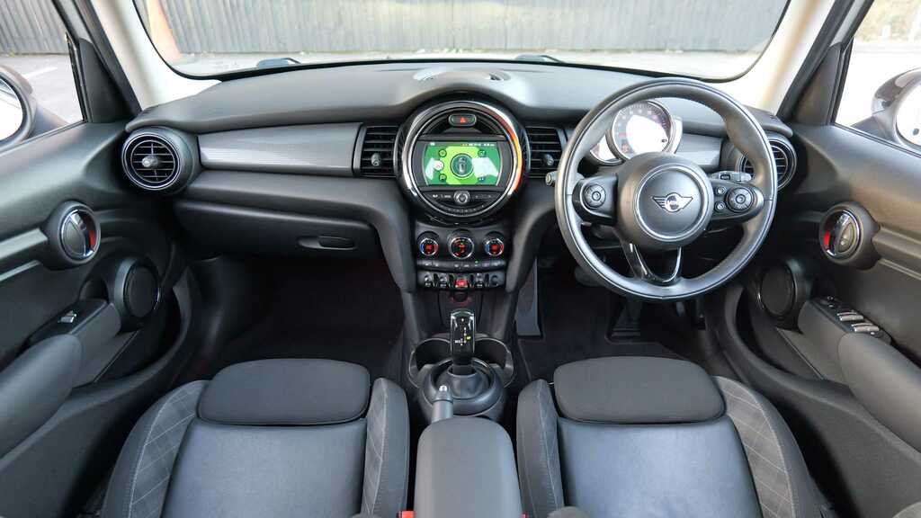 Mini Hatch 1.5 Cooper Classic II Comfortnav Pack White #4