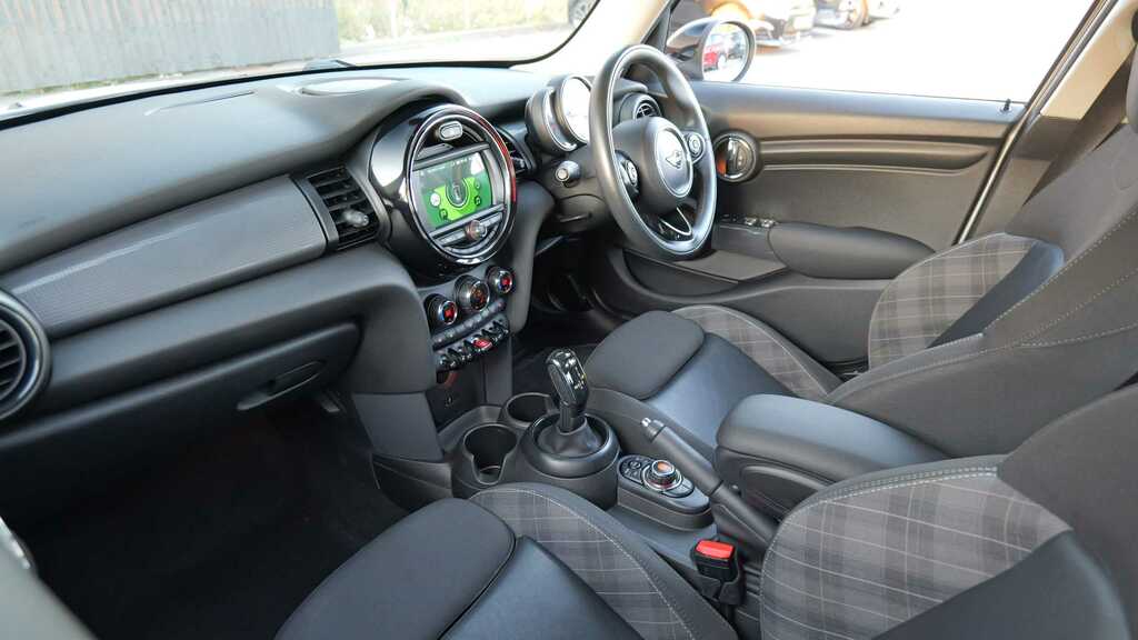 Mini Hatch 1.5 Cooper Classic II Comfortnav Pack White #6