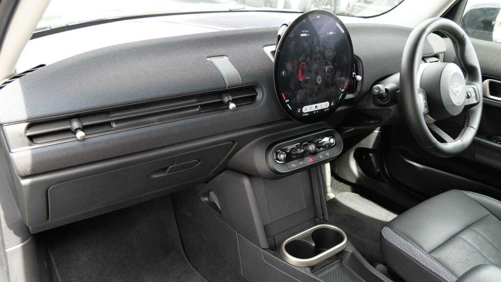 Mini Hatch 1.5 C Classic 2024 Black #6